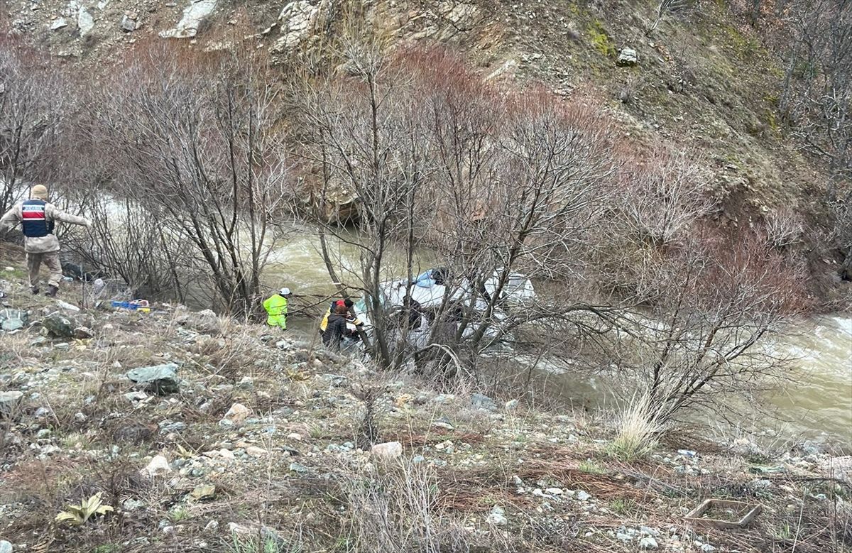 Erzincan'da dereye düşen minibüsteki 6 kişi yaralandı