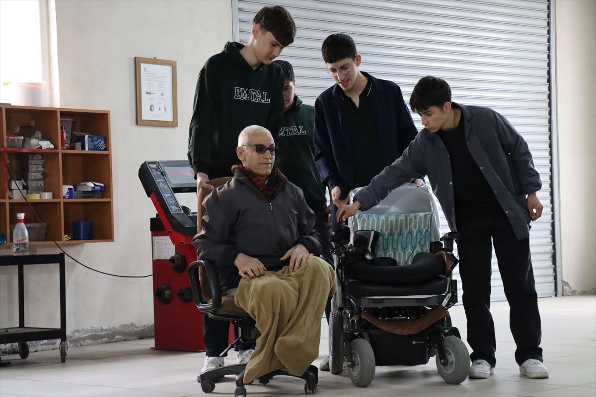 Erzincan'da meslek liseliler engellilerin akülü araçlarını ücretsiz onarıyor