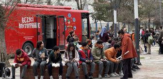 Erzincan'da öğrenciler Kütüphane Haftası'nı açık havada kitap okuyarak kutladı