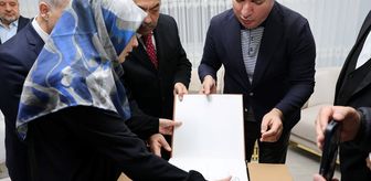 Erzincan Valisi Aydoğdu, görme engelli hafıza, Braille alfabeli Kur'an-ı Kerim hediye etti