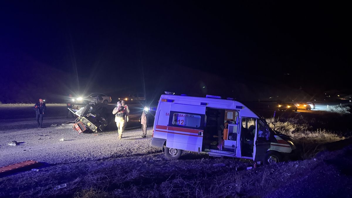 Erzurum'da ambulans ile traktörün çarpıştığı kazada 4 kişi yaralandı