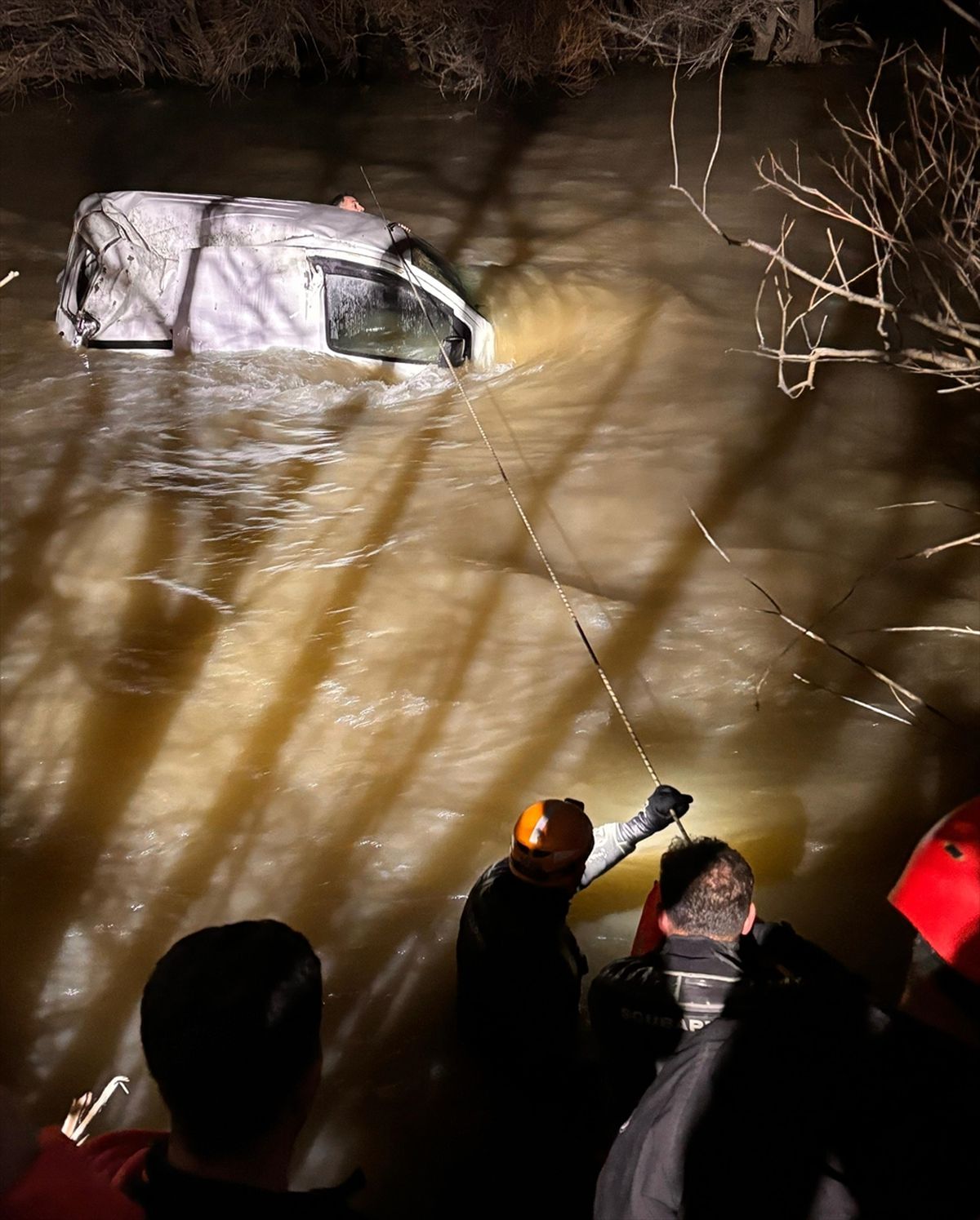 Erzurum'da Aras Nehri'ne düşüp sürüklenen aracın sürücüsü kurtarıldı