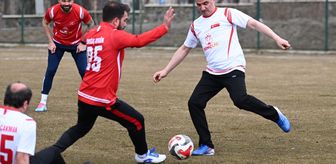 Erzurum'da il protokolü ve futbolcular, öğrencilerle sahaya çıktı