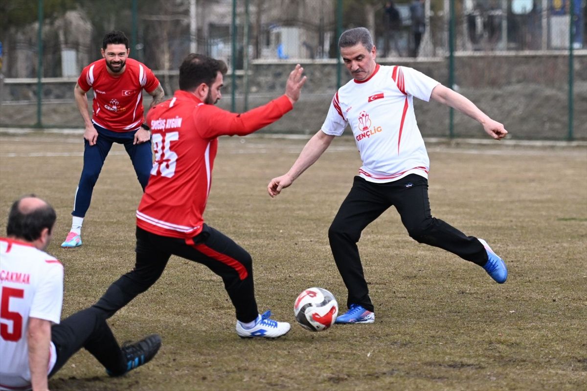 Erzurum'da il protokolü ve futbolcular, öğrencilerle sahaya çıktı