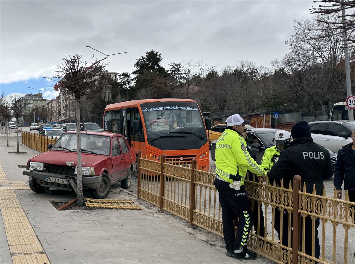 Erzurum'da otomobilin minibüsten inen yolculara çarpması sonucu 5 kişi yaralandı