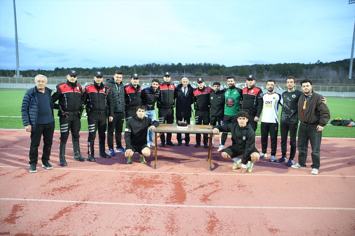 Eskişehir'de amatör futbol takımı oyuncuları "sahte ihbarla" polise sürpriz kutlama yaptı