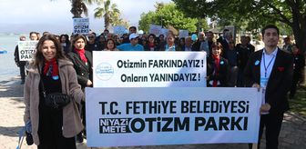Fethiye'de otizmli bireyler mavi balonlarla farkındalık için yürüdü