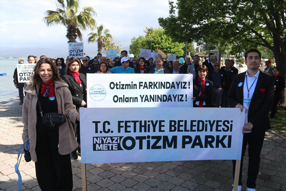 Fethiye'de otizmli bireyler mavi balonlarla farkındalık için yürüdü