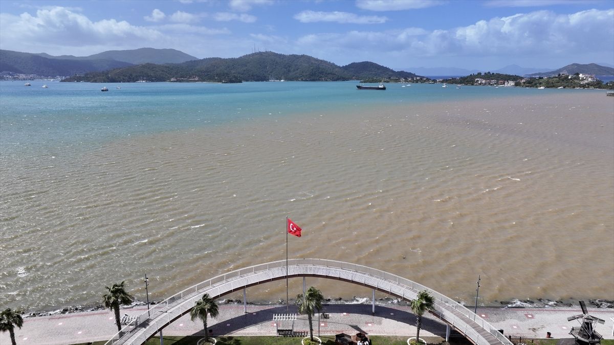 Fethiye ve Marmaris'te deniz suyunun rengi kahverengi ile turkuaza döndü