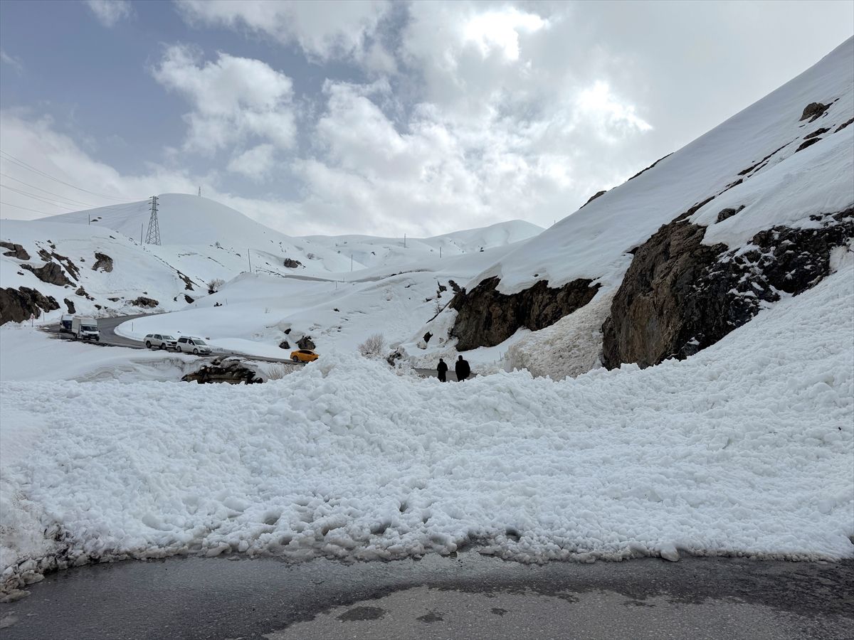 Hakkari'de kayak merkezi yoluna düşen çığ temizlendi