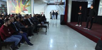 Hakkari'de 'Şair Evlenmesi' ve 'Damat Adayları' tiyatro oyunu sahnelendi