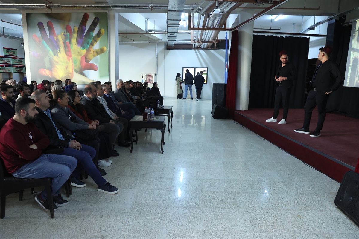 Hakkari'de 'Şair Evlenmesi' ve 'Damat Adayları' tiyatro oyunu sahnelendi
