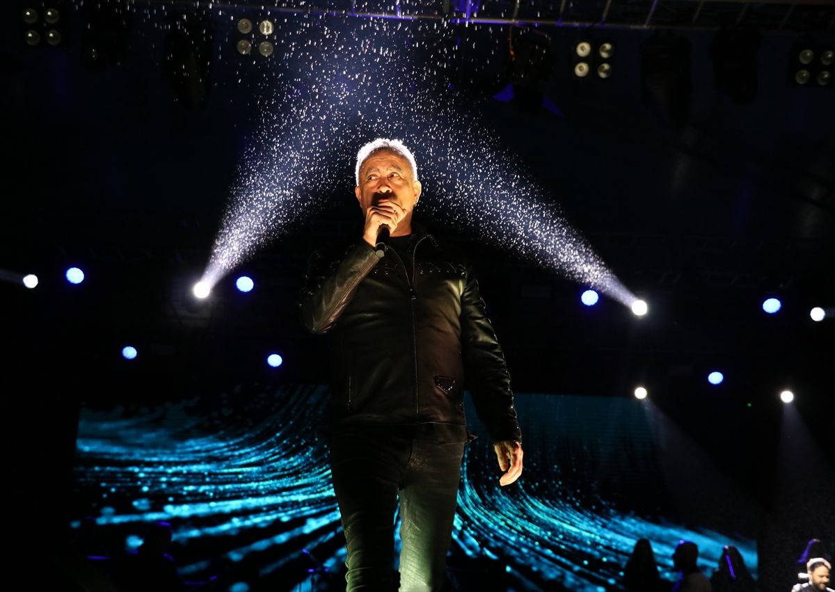 Haluk Levent, Adana'daki Uluslararası Portakal Çiçeği Karnavalı'nda sahne aldı