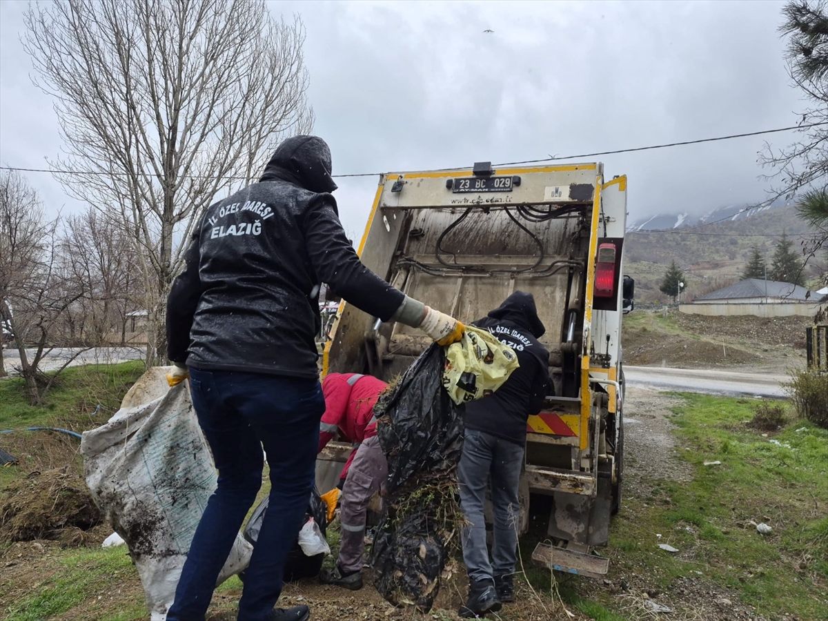 Hazar Gölü çevresinde toplanan 10 ton çöp katı atık depolama tesislerine gönderildi
