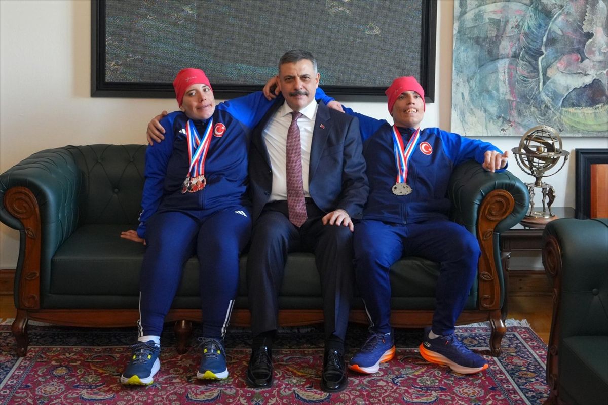 İçişleri Bakanı Çiftçi, Avusturya ve Fransa'da madalya kazanan otizmli ikiz kayakçıları kabul etti Açıklaması
