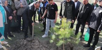 Iğdır Valisi Taşolar, kendisine CİMER'den ulaşan öğrenciyle fidan dikti