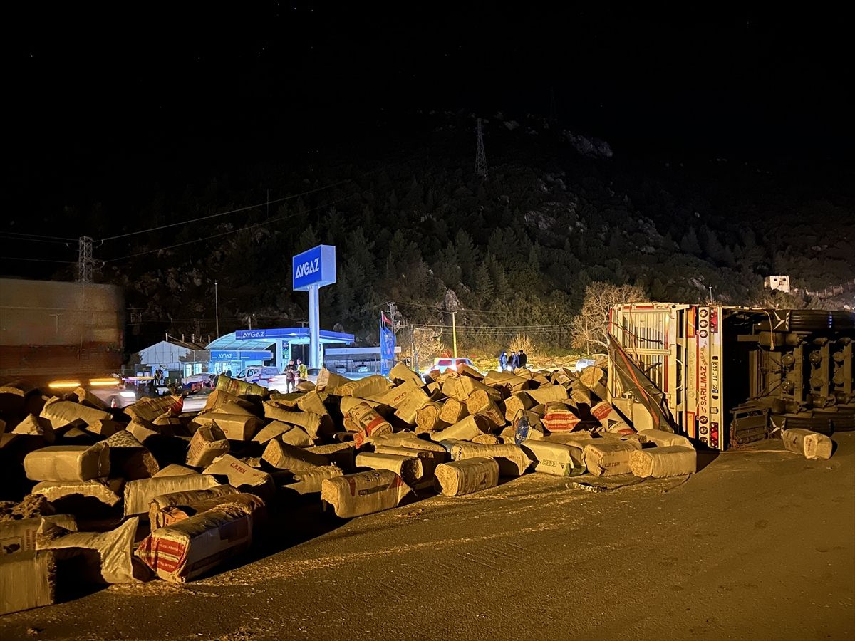 Isparta'da devrilen saman yüklü tırın sürücüsü yaralandı