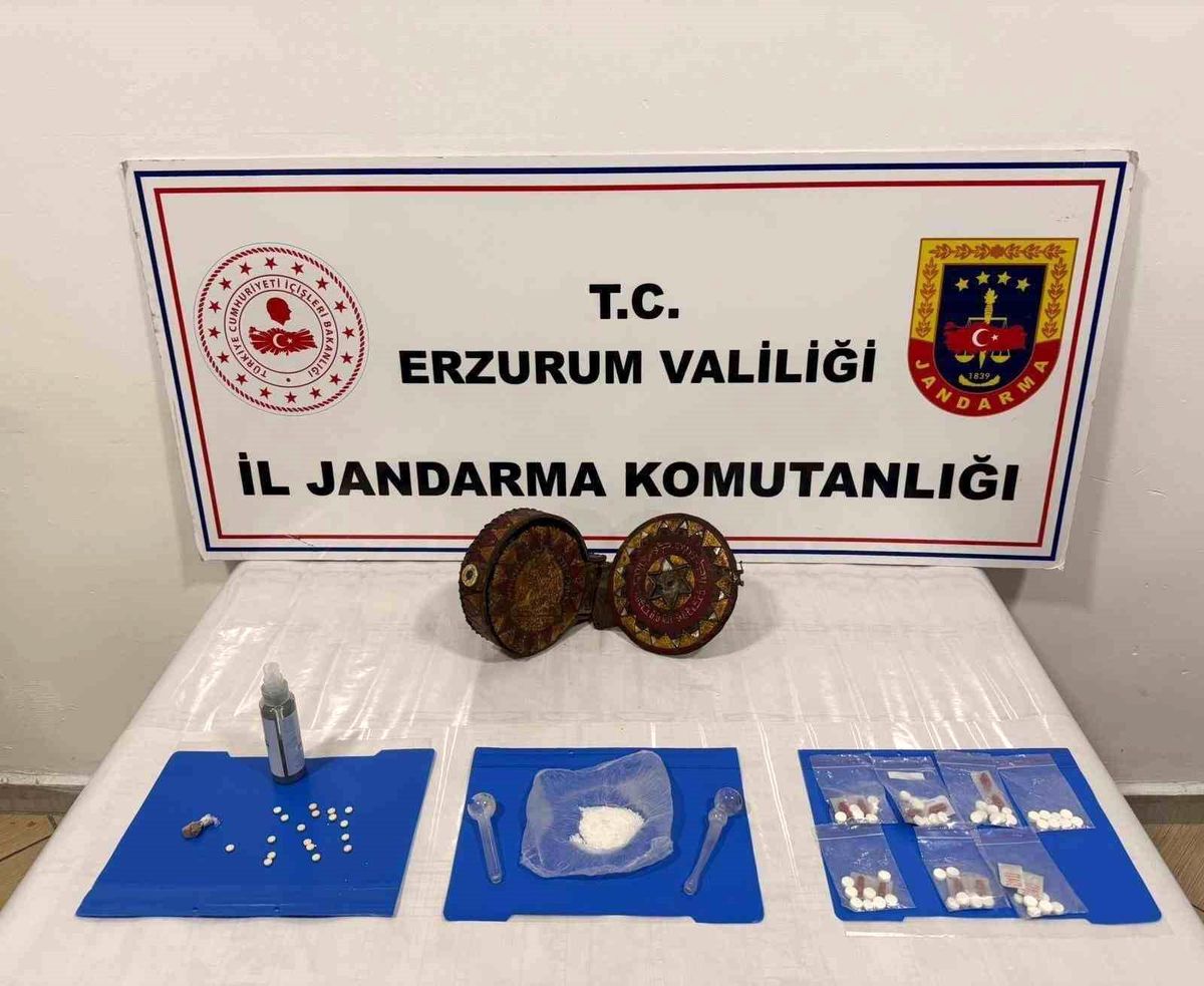 Jandarma Erzurum'da ceylan derisi üzerine yazılmış altın işlemeli Tevrat yakaladı