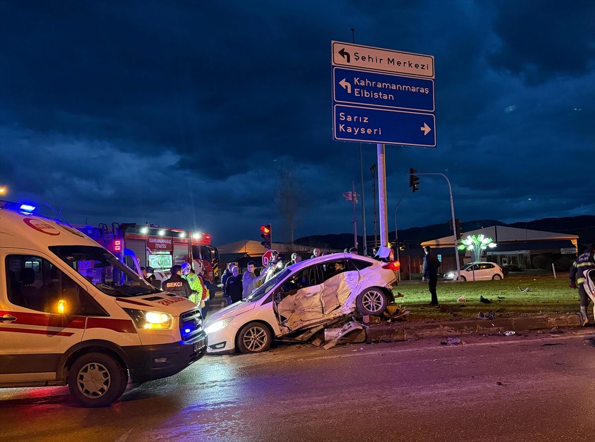 Kahramanmaraş'ta iki otomobilin çarpıştığı kazada 4 kişi yaralandı