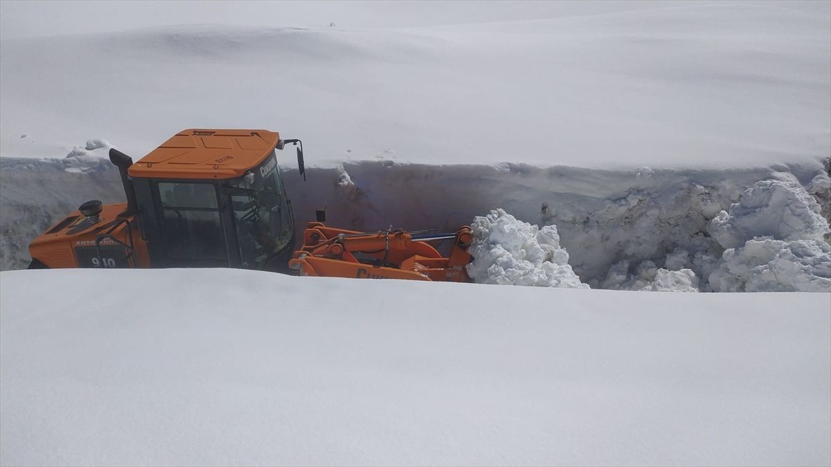 Kar nedeniyle kapanan Kağızman-Ağrı kara yolu ulaşıma açıldı