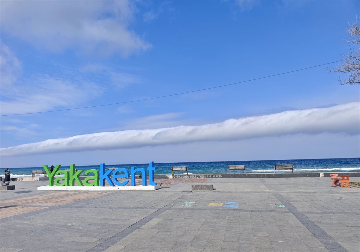Karadeniz'de nadir görülen rulo bulut oluştu