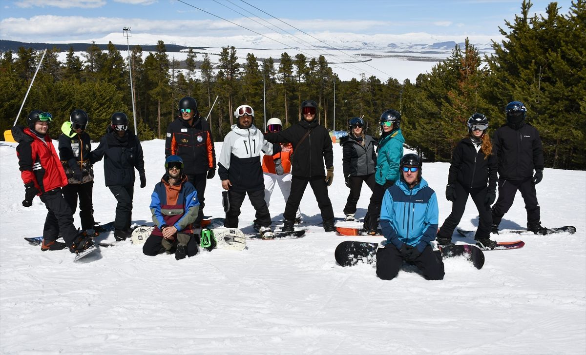 Kars'ta kayak, snowboard, antrenörlük ve kayak öğreticiliği kursu başladı