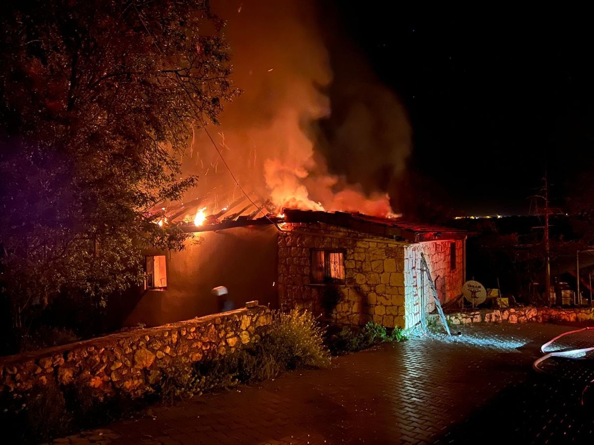 Kaş'ta müstakil evde çıkan yangın söndürüldü