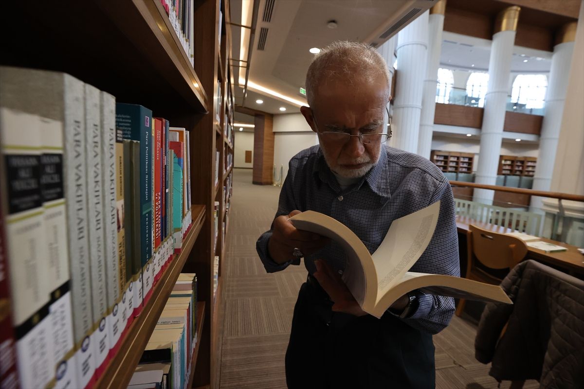 "Kitap kurdu" 76 yaşındaki emekli terzi gençlere örnek oluyor
