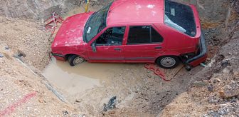 Kozan'da çukura düşen otomobilin sürücüsü yaralandı