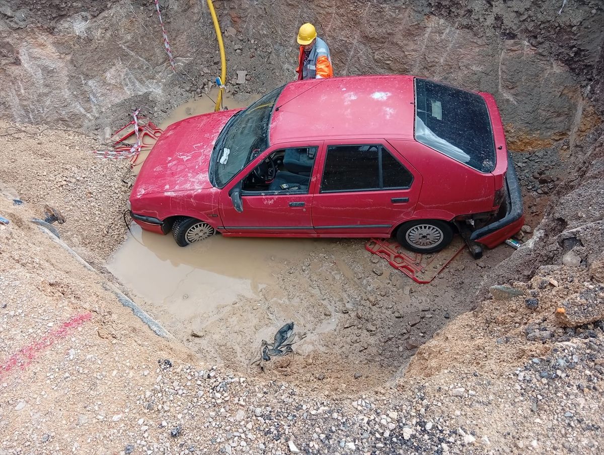 Kozan'da çukura düşen otomobilin sürücüsü yaralandı