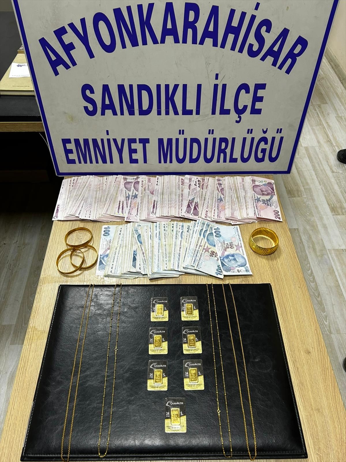 Kütahya'da sahte altın dolandırıcılığına karışan 2 şüpheli Afyonkarahisar'da yakalandı