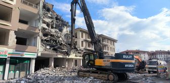 Malatya'da ağır hasarlı binaların yıkımı sürüyor