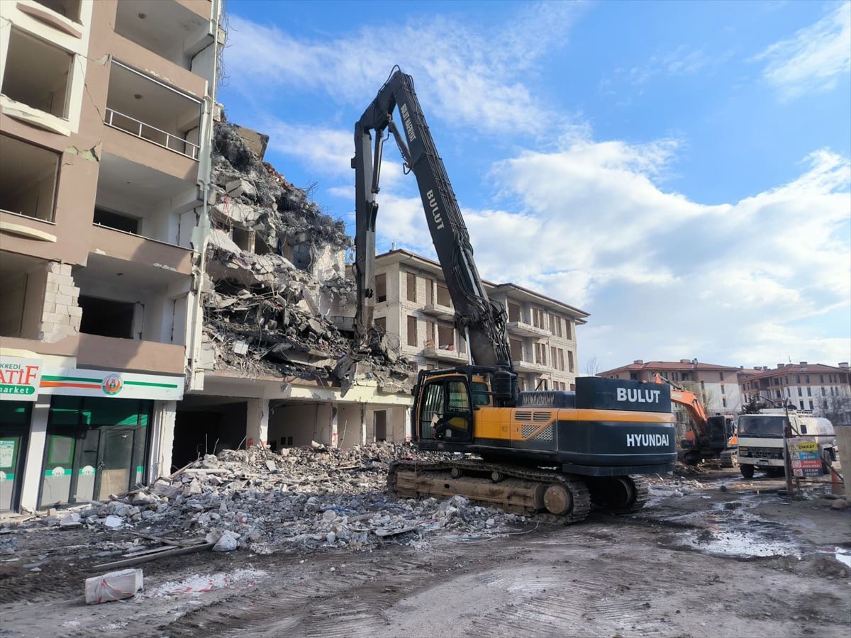 Malatya'da ağır hasarlı binaların yıkımı sürüyor