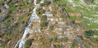 Mardin'de 'Emrud travertenleri' olarak bilinen su kaynağının oluşturduğu çağlayanlar ve şelaleler dronla görüntülendi