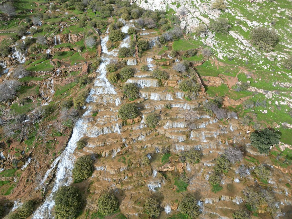 Mardin'de 'Emrud travertenleri' olarak bilinen su kaynağının oluşturduğu çağlayanlar ve şelaleler dronla görüntülendi