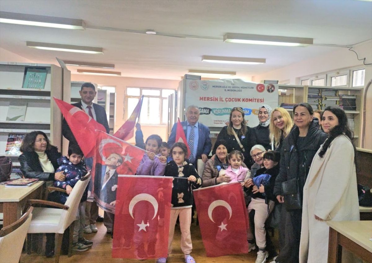 Mersin'de çocuklar yaşlılar ile kitap okudu
