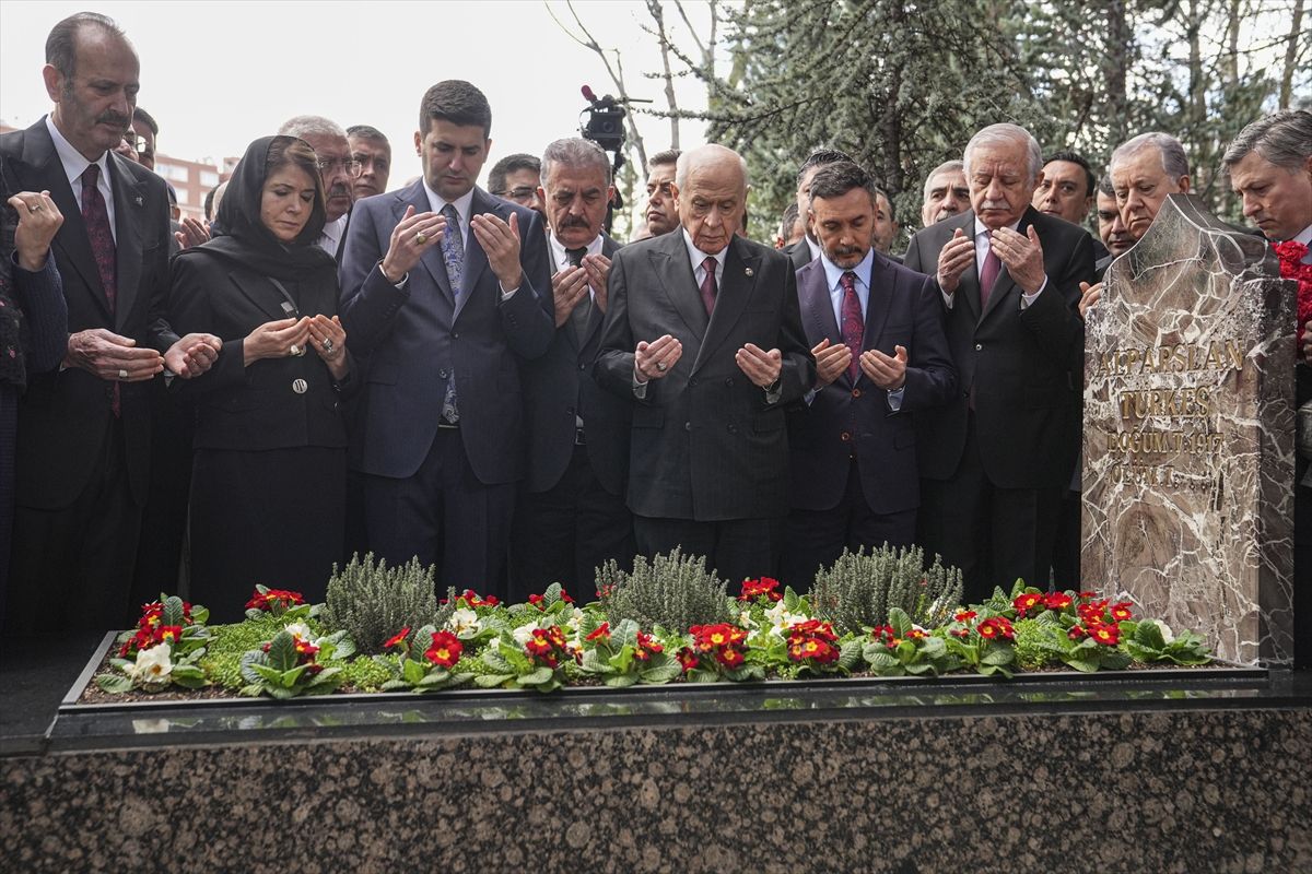 MHP Genel Başkanı Bahçeli, Alparslan Türkeş'in kabrini ziyaret etti