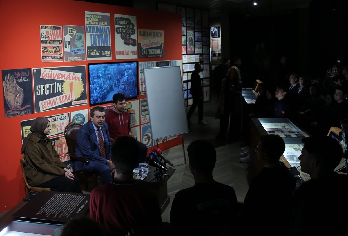 Milli Eğitim Bakanı Tekin, Aydın'da lise öğrencilerine "Demokrasi ve İnsan" konulu ders verdi Açıklaması
