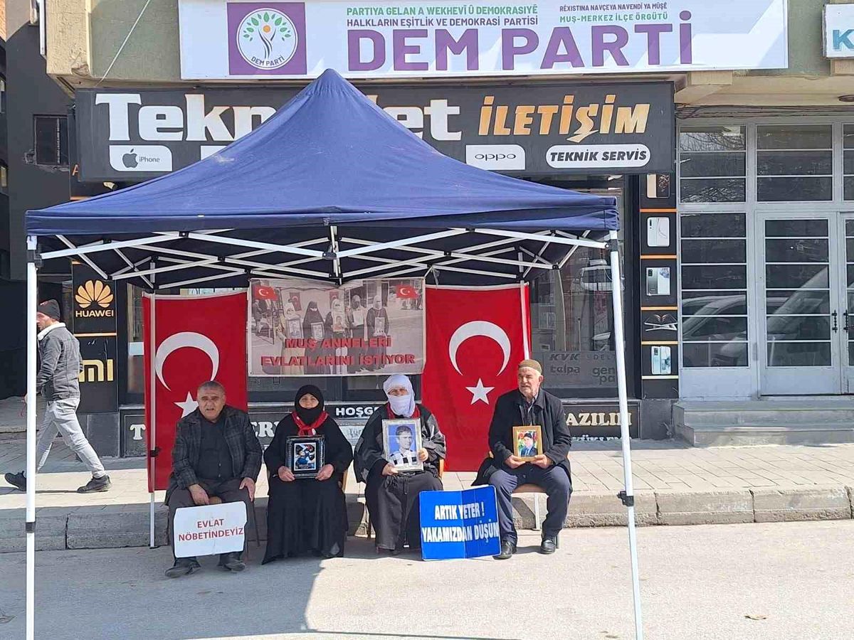 Muş'ta evlat nöbeti sürüyor