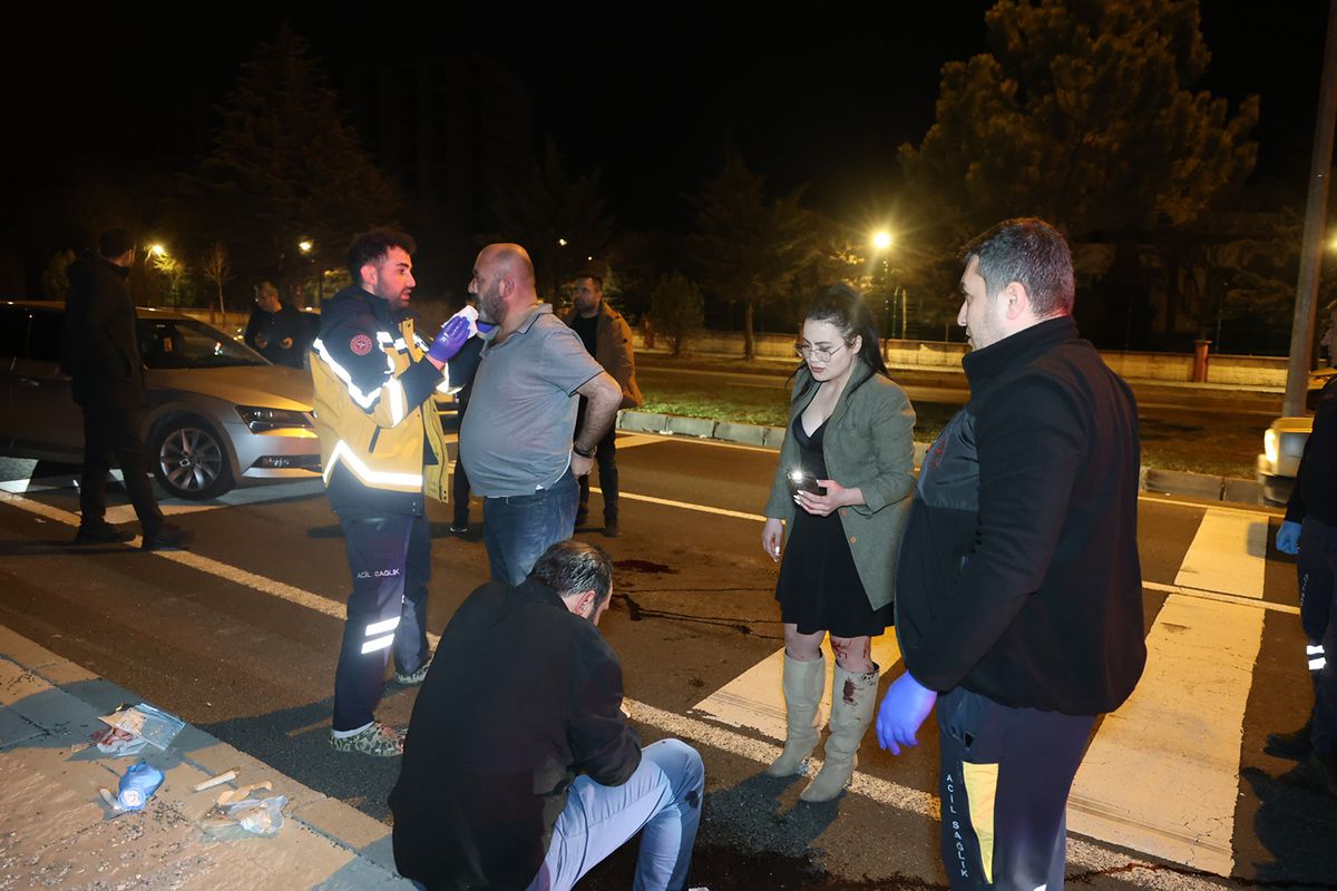 Yardım için durdular, kendilerine küfür edilince alkollü sürücüyü ve arkadaşını darp ettiler