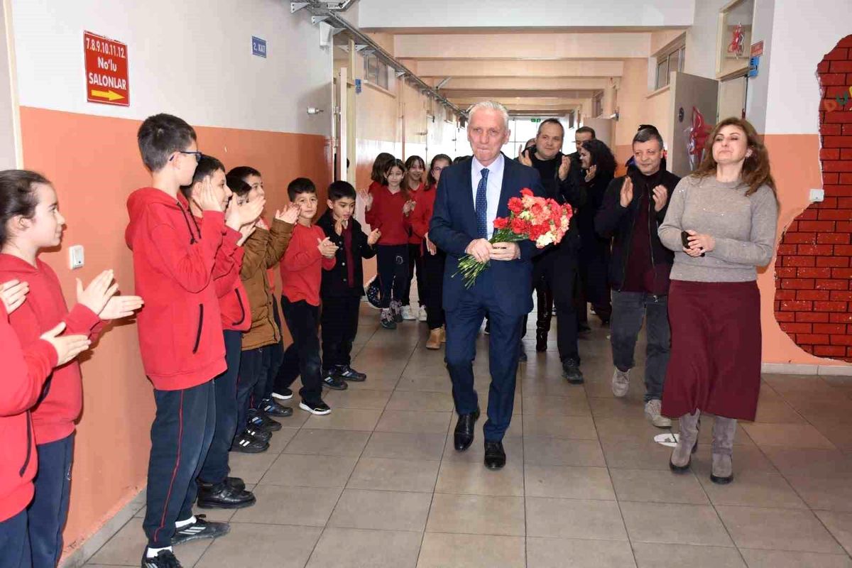 Ömrünün 46 yılını öğrencilerine adadı: Emekli olan öğretmene duygusal veda