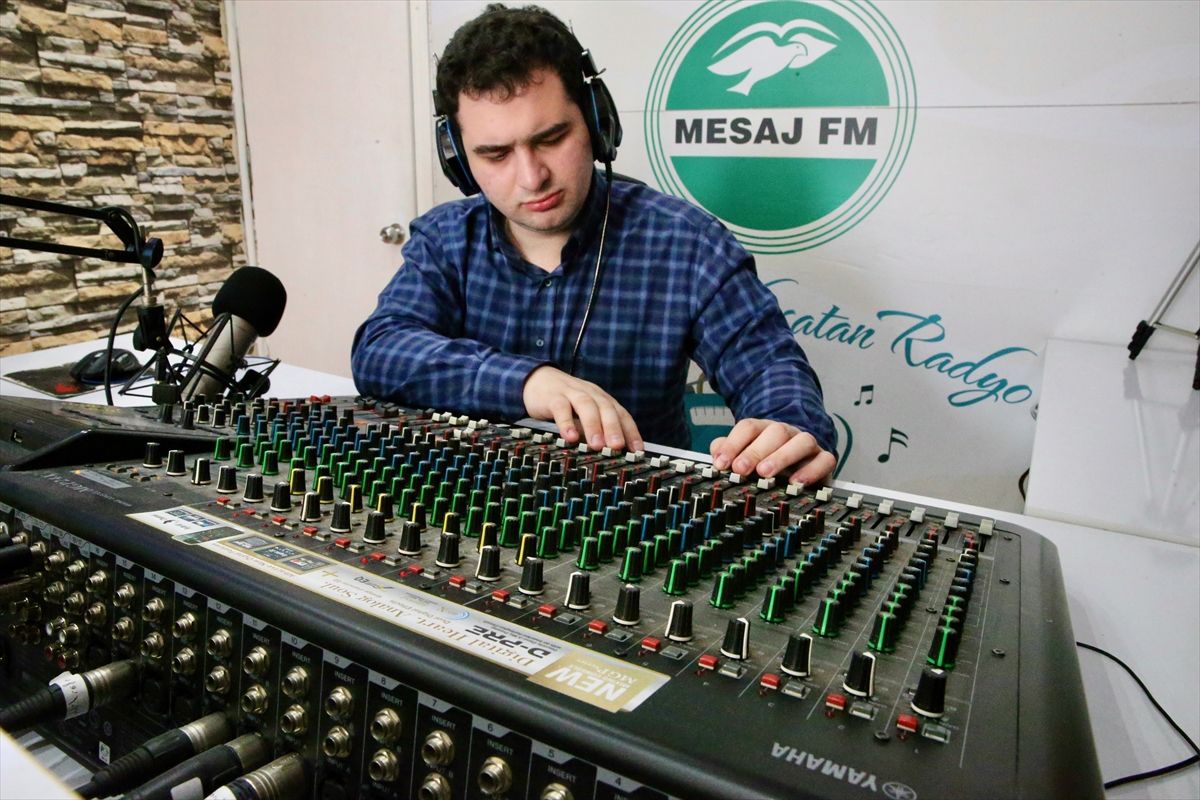 Otizmli Muhammed, çocukluk hayali radyo programıyla engelli bireylerin sesi oluyor