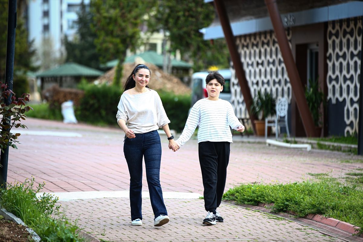 Özbek anne otizm tanısı konulan oğlunun eğitimi için Türkiye'ye yerleşti