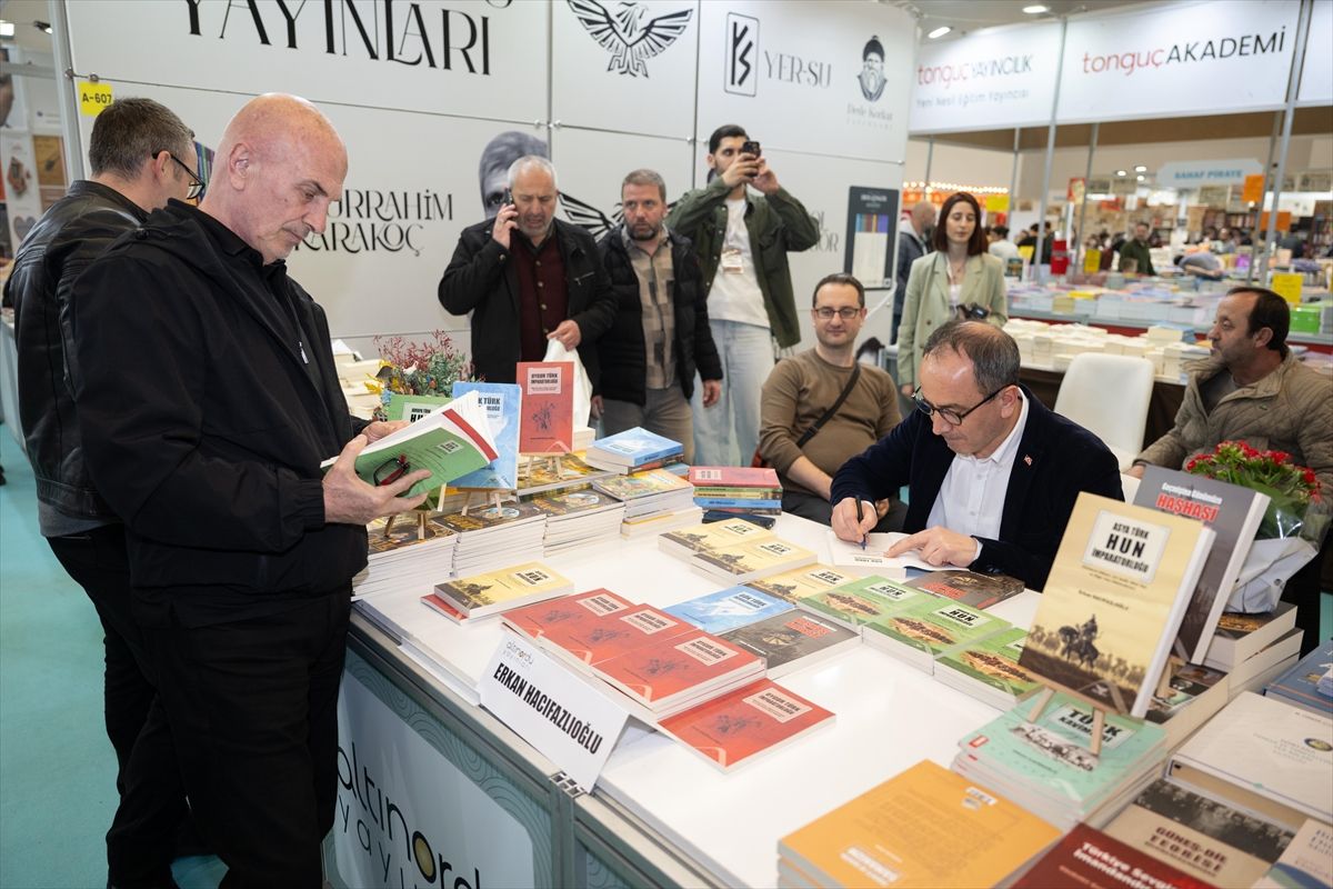 Sağlık Bakanlığı Teftiş Kurulu Başkanı Hacıfazlıoğlu, 23. Ankara Kitap Fuarı'nda kitaplarını imzaladı Açıklaması