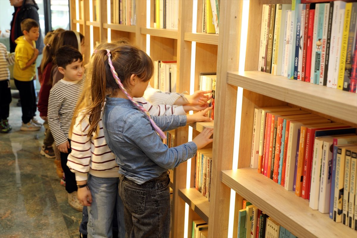 Sakarya'da minik öğrenciler kitap dünyasını yerinde keşfetti