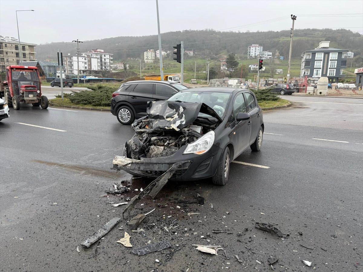 Samsun'da iki aracın çarpıştığı kazada 2 kişi yaralandı