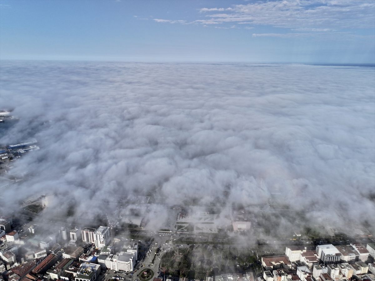 Samsun'da Karadeniz'in üzerini kaplayan "sis denizi" dronla görüntülendi