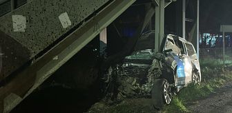 Samsun-Sinop yolunda üst geçit ayağına çarpan hafif ticari aracın sürücüsü öldü