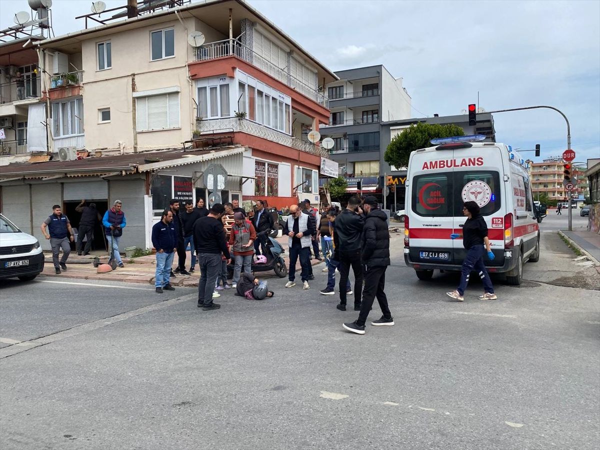 Serik'te otomobille çarpışan motosikletin sürücüsü yaralandı