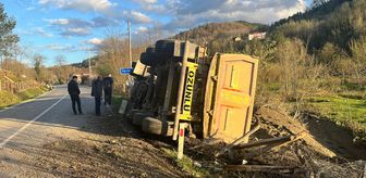 Sinop'ta devrilen tırın sürücüsü yaralandı